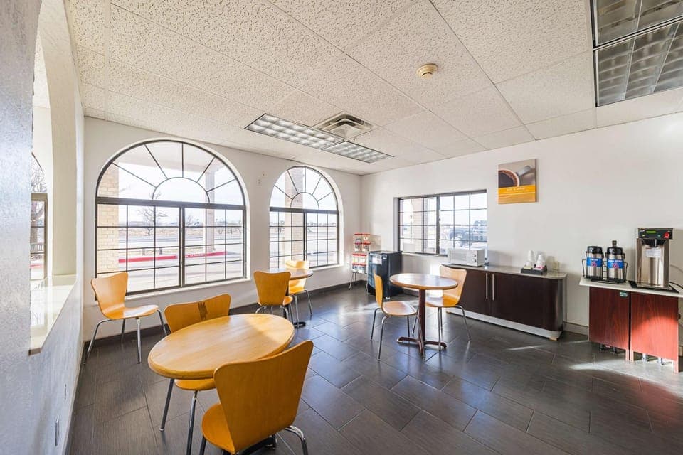 Restaurant/places to eat, Dining area, On site