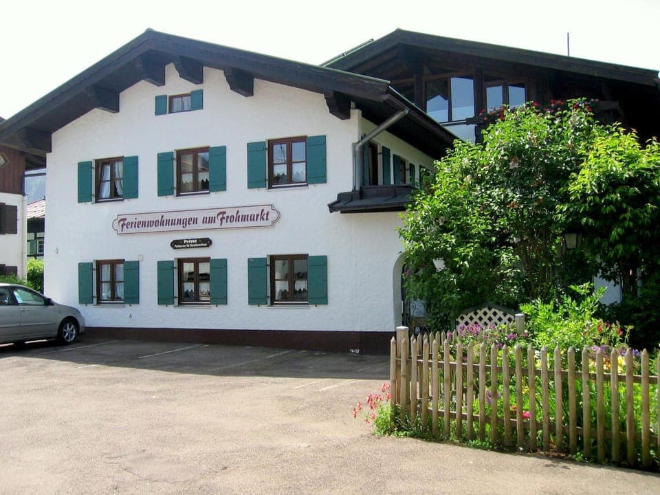 Property building, Facade/entrance, Property logo or sign, Summer