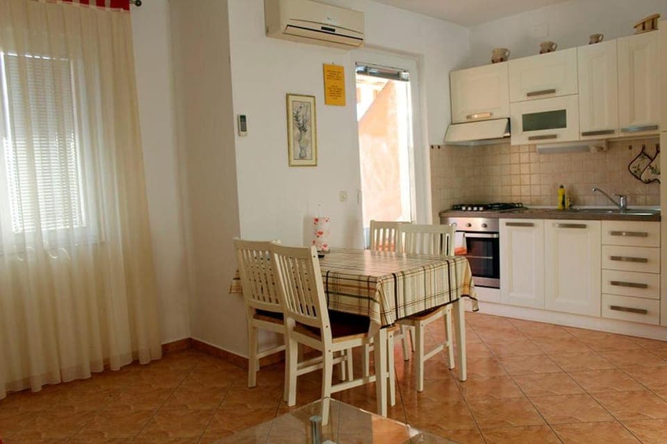 Kitchen or kitchenette, Dining area, Communal kitchen