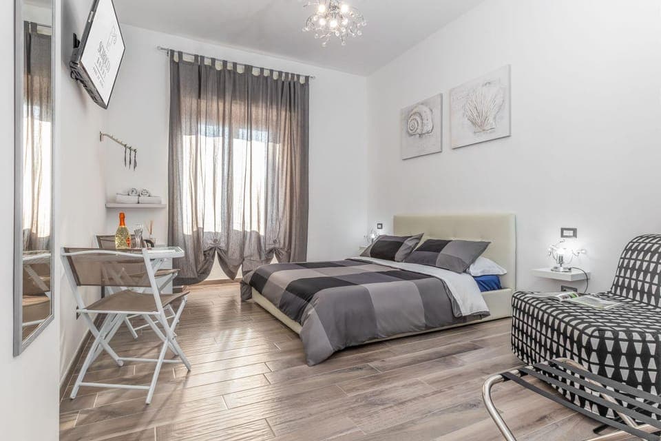 Bed, Photo of the whole room, Bedroom