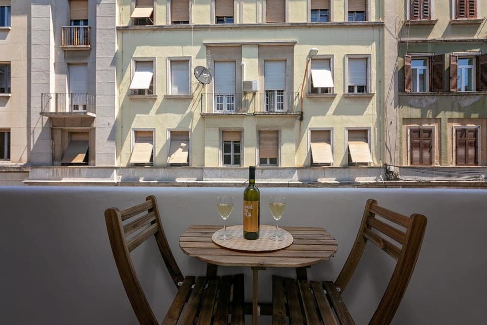 Coffee/tea facilities, Balcony/Terrace, Seating area, Dining area, City view, Landmark view, Street view