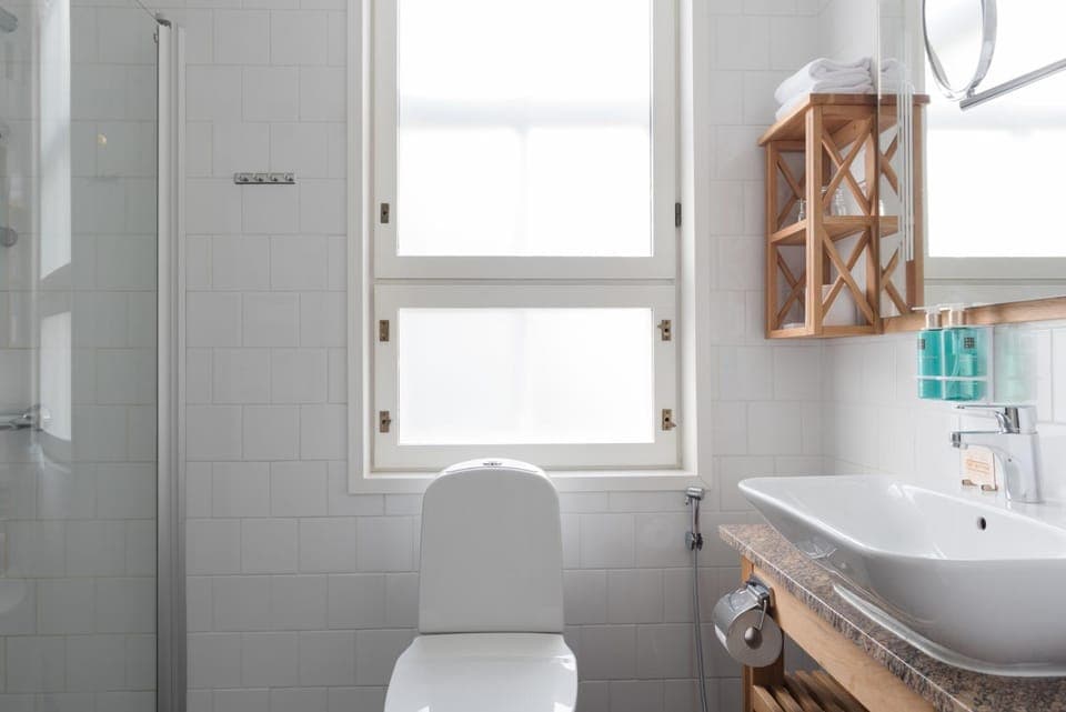 Shower, Toilet