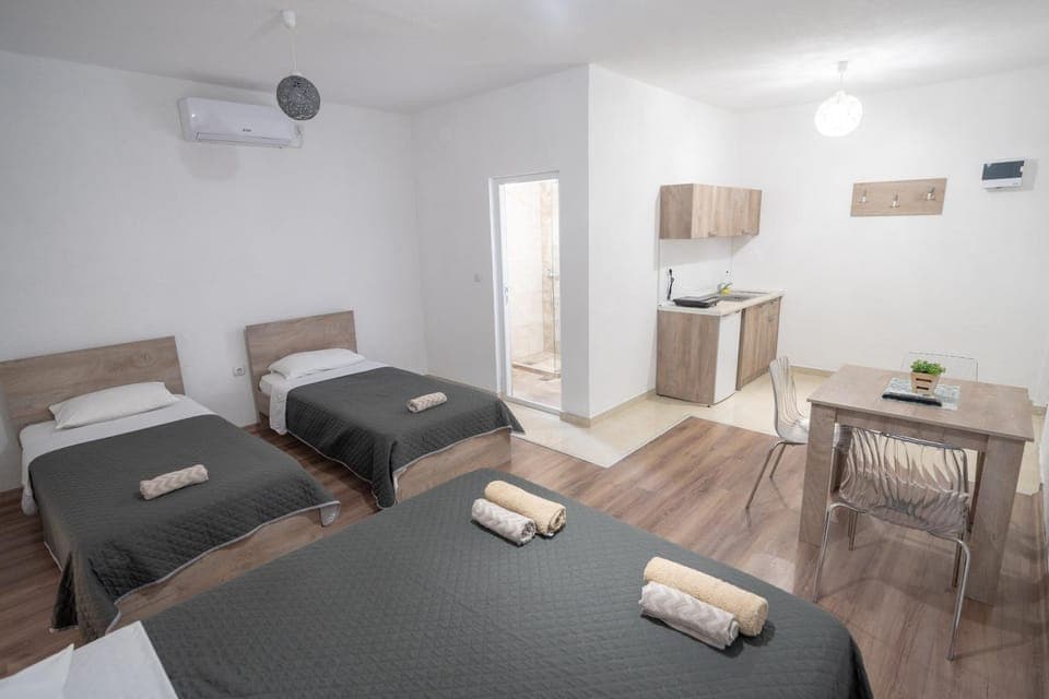 Bed, Kitchen or kitchenette, Living room, Photo of the whole room, Seating area, Dining area, Bedroom, towels, air conditioner