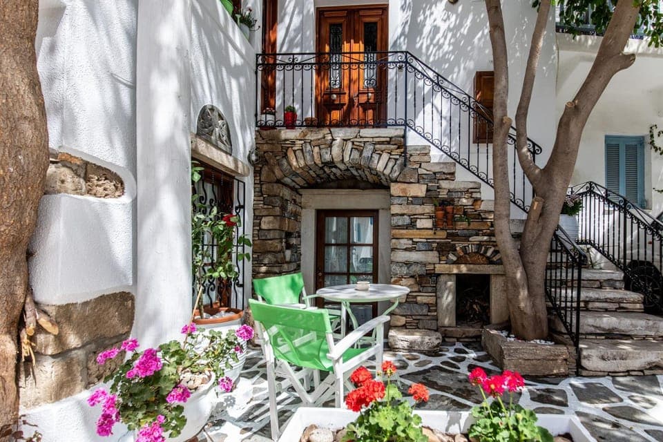 Property building, Patio, Facade/entrance, Day, Property logo or sign, Property logo or sign, Property logo or sign, View (from property/room), View (from property/room), Balcony/Terrace, Balcony/Terrace, Lobby or reception, Seating area, Floor plan, Dining area, Evening entertainment, Logo/Certificate/Sign, Logo/Certificate/Sign, Logo/Certificate/Sign, Bedroom, Entertainment, Entertainment, Continental breakfast, Continental breakfast, Alcoholic drinks, Alcoholic drinks, Non alcoholic drinks, Non alcoholic drinks, Location, Quiet street view, Inner courtyard view, sunbed, sunbed