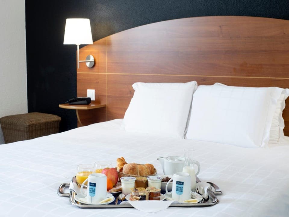 Bed, Bedroom, Food, Breakfast, Continental breakfast, Drinks