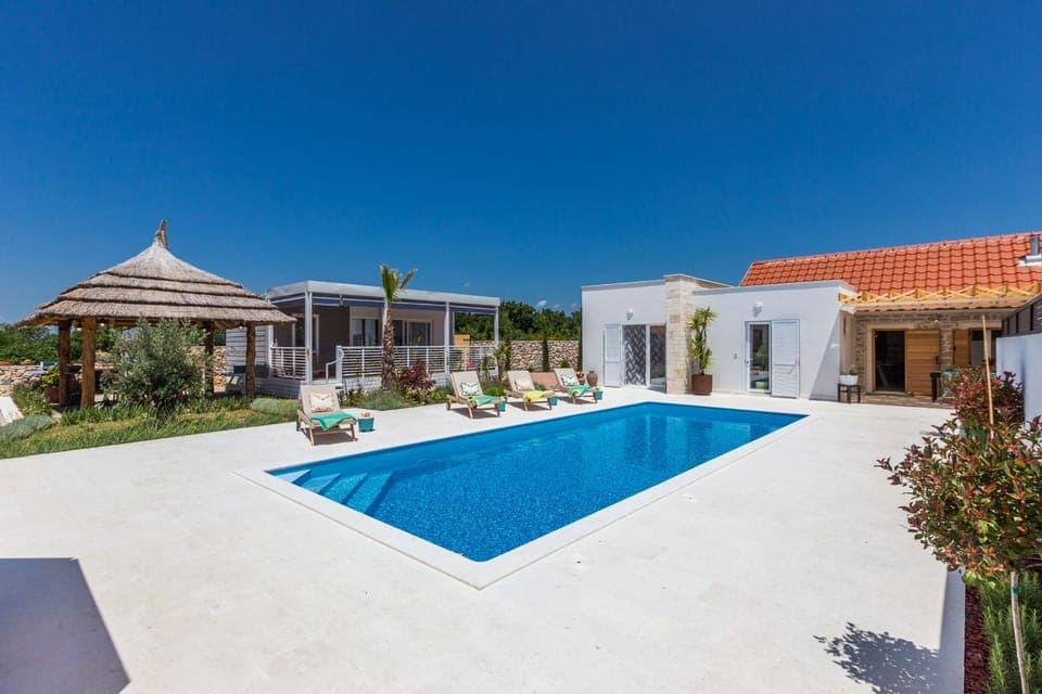 Property building, Balcony/Terrace, Pool view, Swimming pool, Swimming pool