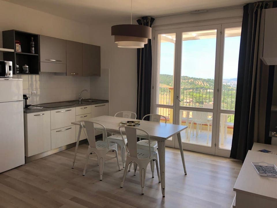 Kitchen or kitchenette, Dining area, Communal kitchen