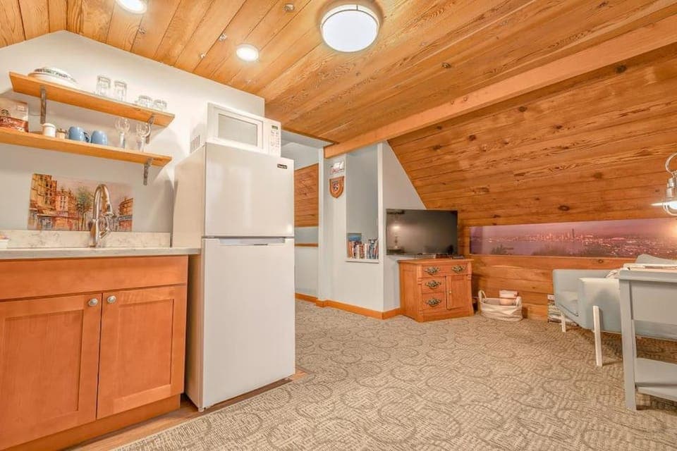 TV and multimedia, Kitchen or kitchenette, Dining area, Internal: Not applicable to any particular room