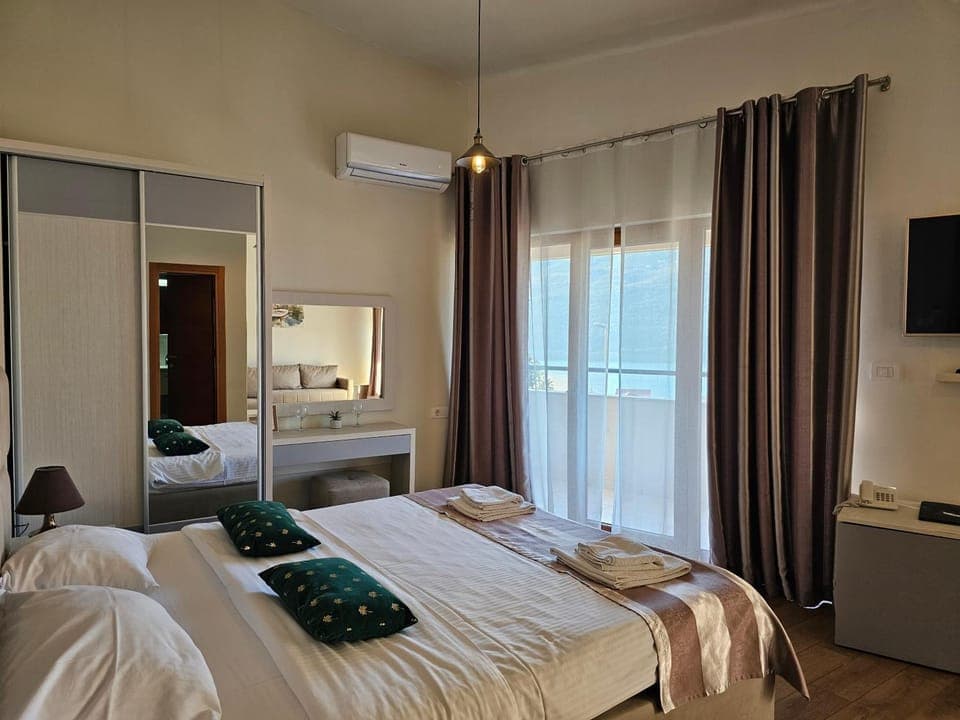 Bed, Photo of the whole room