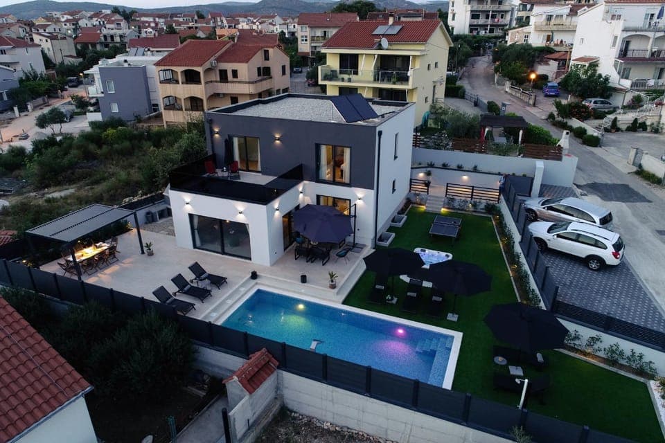 Facade/entrance, Bird's eye view, Balcony/Terrace, City view, Pool view, Swimming pool