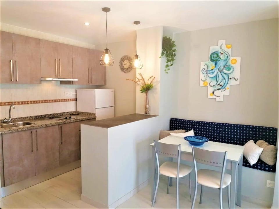 Kitchen or kitchenette, Dining area