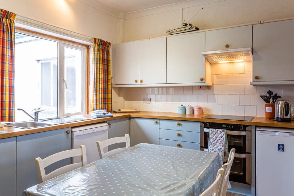 Coffee/tea facilities, Kitchen or kitchenette, Dining area, dishwasher, oven, stove