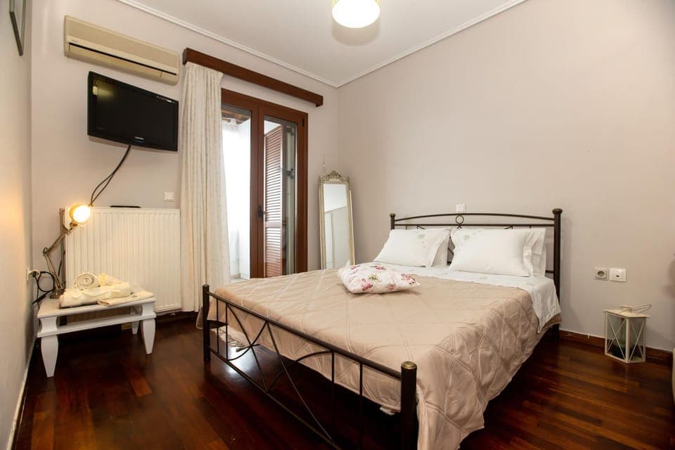 Bed, TV and multimedia, Bedroom, air conditioner