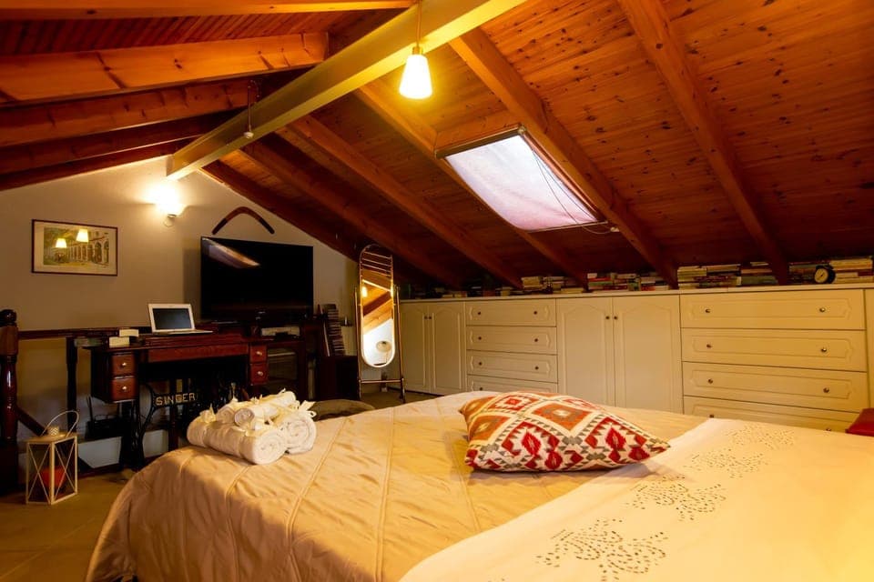 Bed, Bedroom, towels