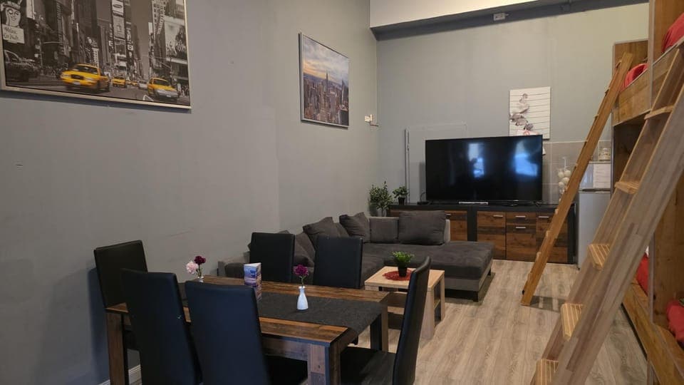 Bed, TV and multimedia, Living room, Photo of the whole room, Seating area, Bedroom