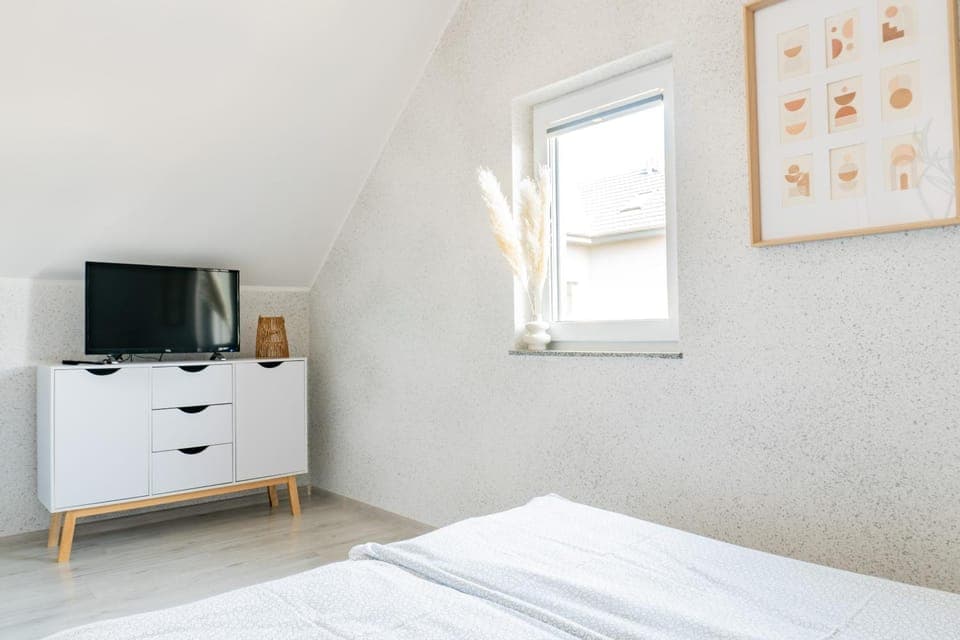 Bed, TV and multimedia, Photo of the whole room, Bedroom