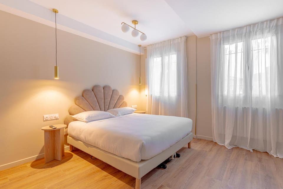 Photo of the whole room, Bedroom