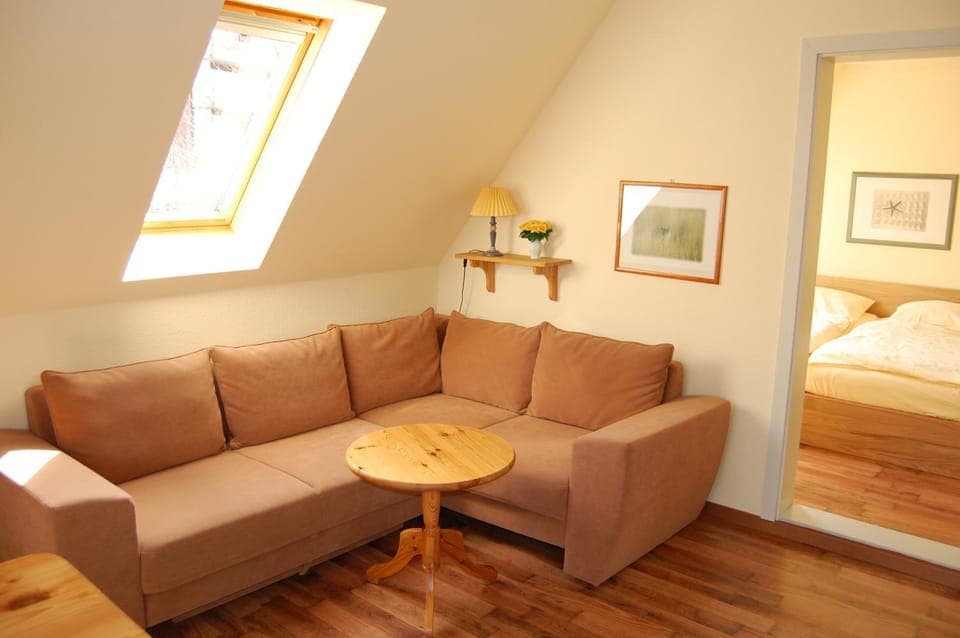 Photo of the whole room, Decorative detail