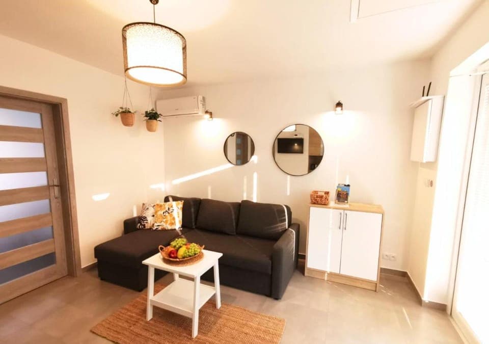 TV and multimedia, Living room, Seating area, hair dresser