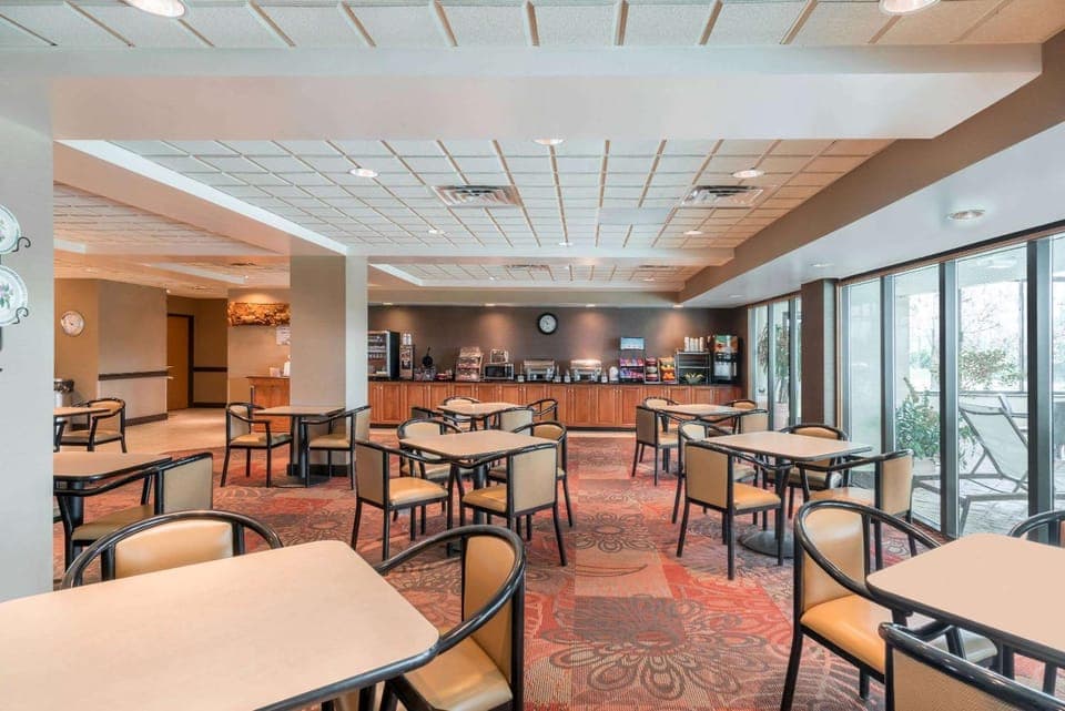 Restaurant/places to eat, Dining area, On site, Breakfast