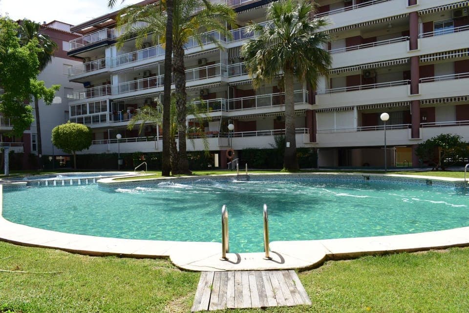 Facade/entrance, Swimming pool