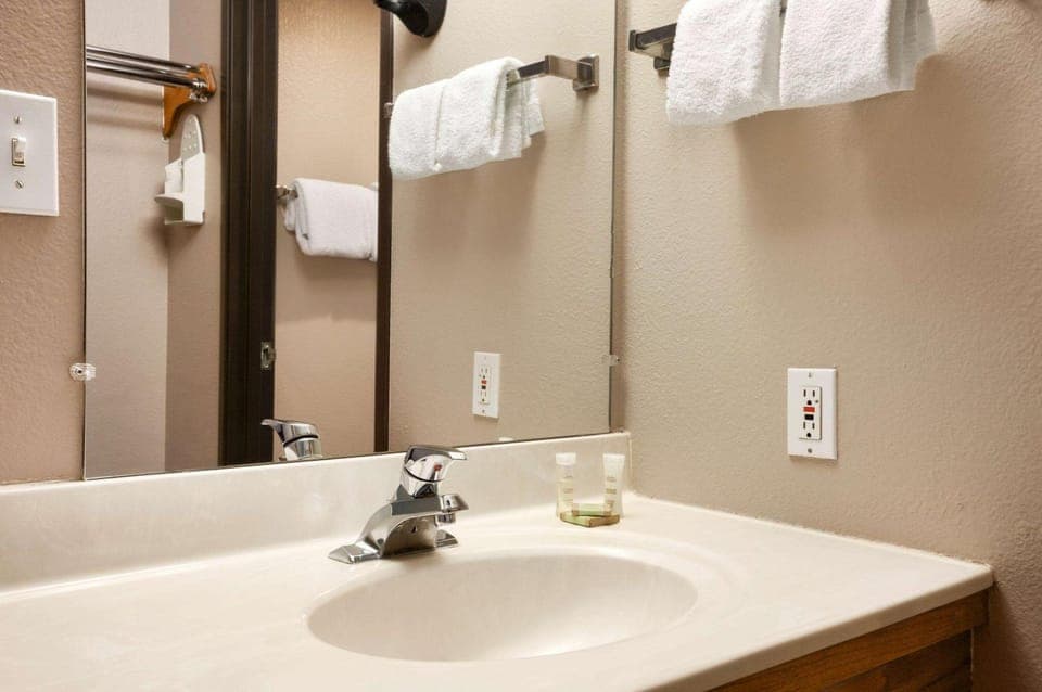 Bathroom, flat iron, towels
