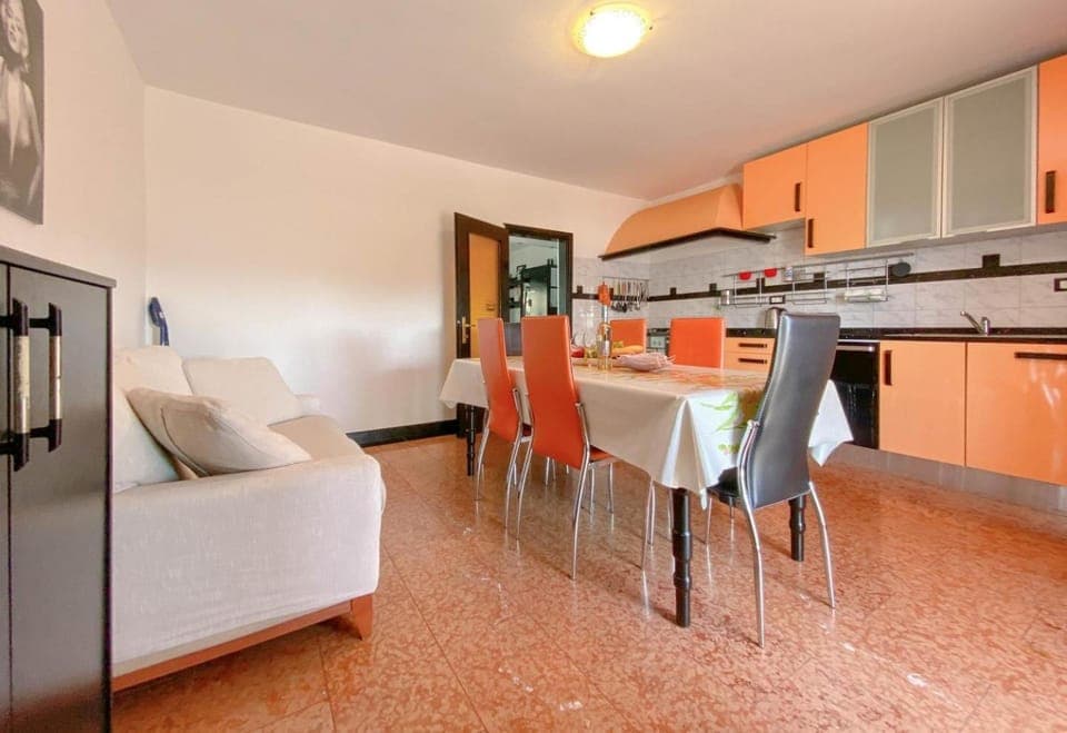 Kitchen or kitchenette, Seating area, Dining area