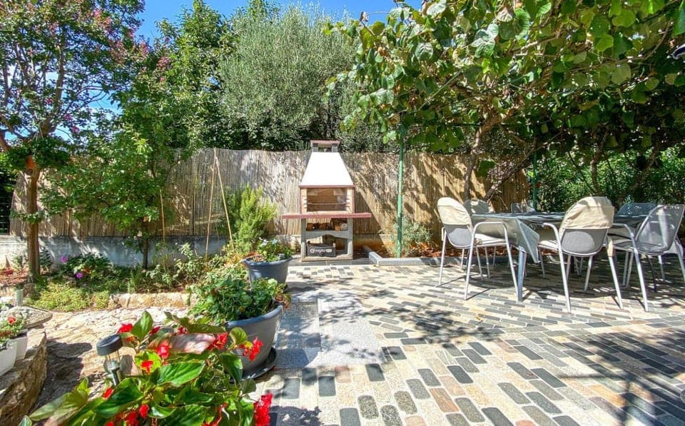 Patio, BBQ facilities, Garden