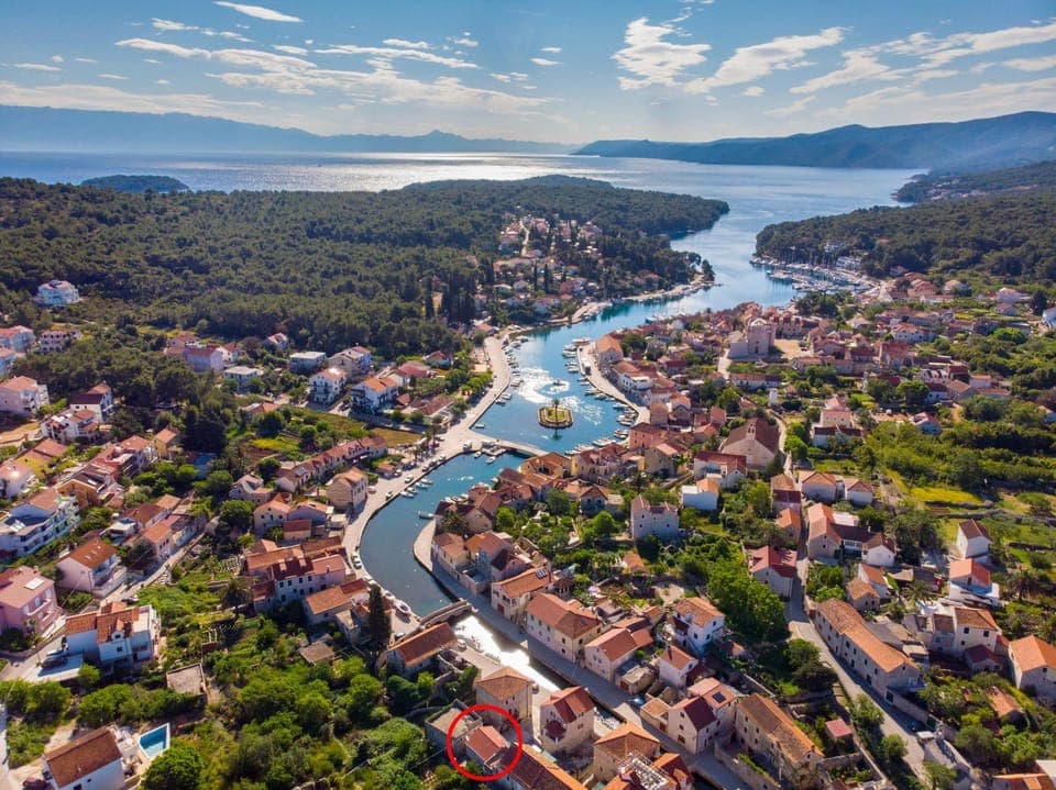 Bird's eye view, Location