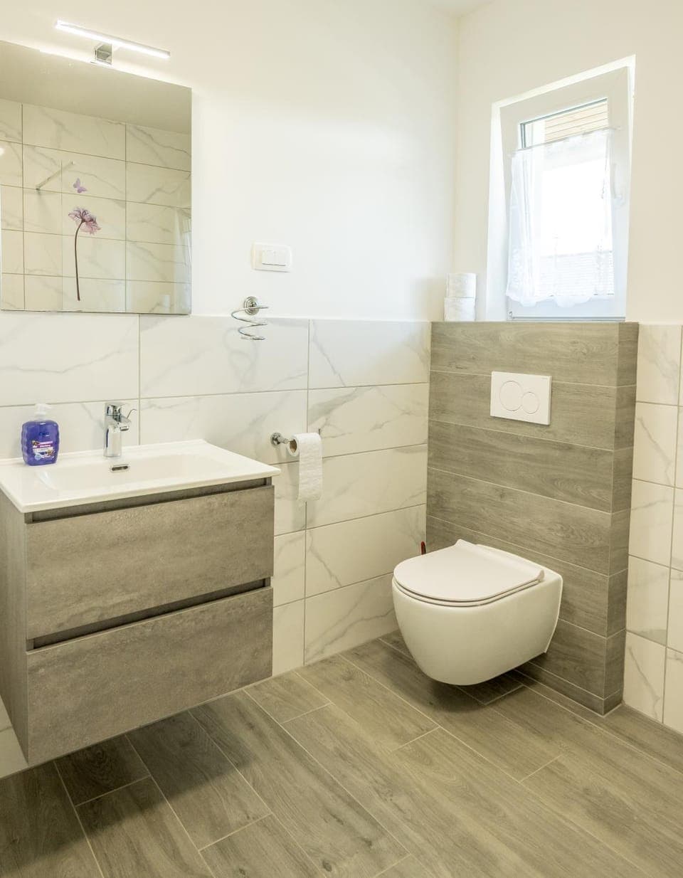 Shower, Toilet, towels