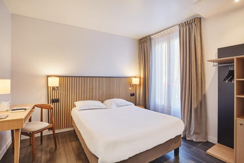 Bed, Photo of the whole room, wardrobe