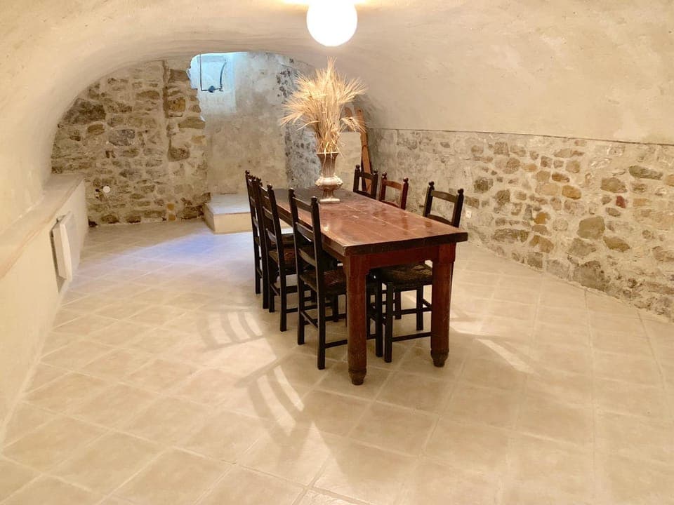 Dining area, Area and facilities