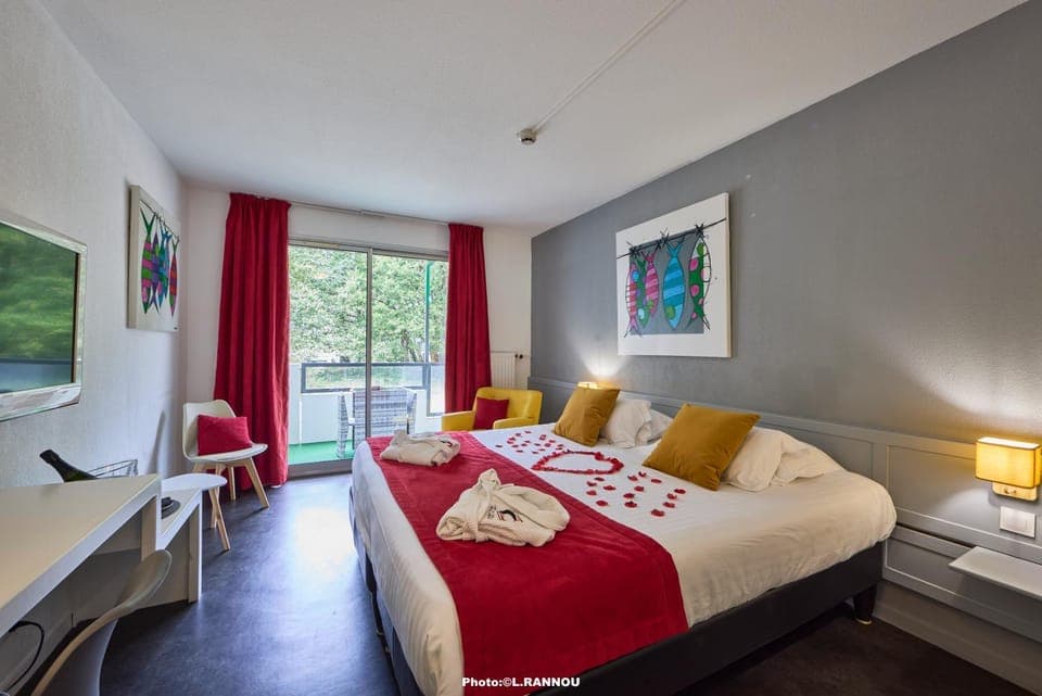 Balcony/Terrace, minibar, safe