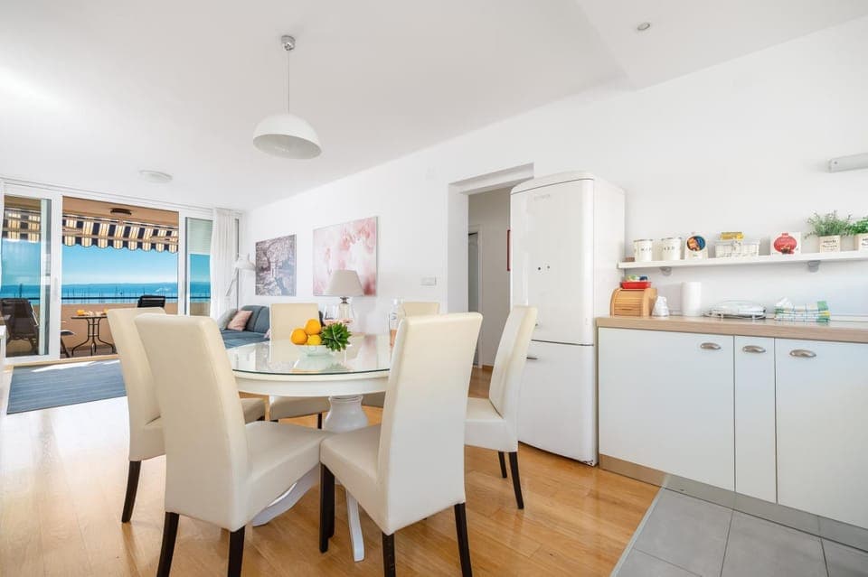 Dining area, kitchen