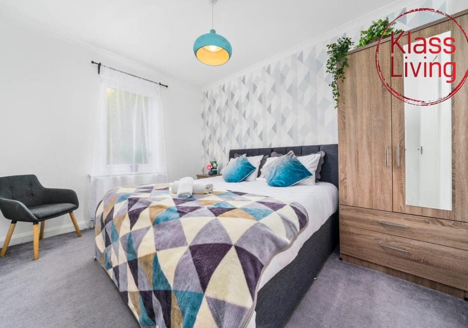 Bed, Decorative detail, Bedroom, Guests, group of guests, cot, Family