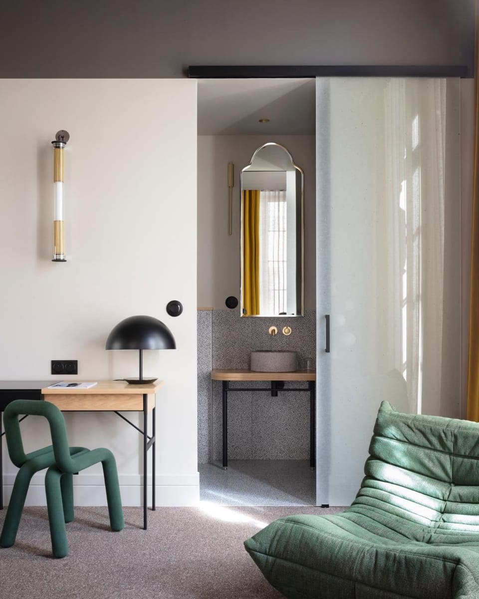 Seating area, Bedroom, hair dresser