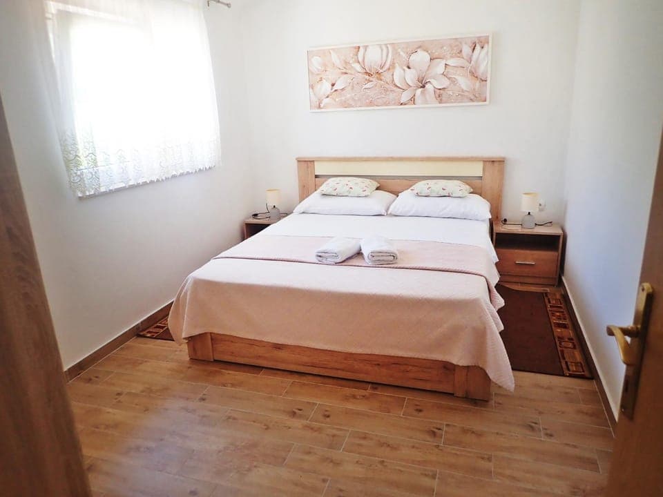 Bedroom, towels