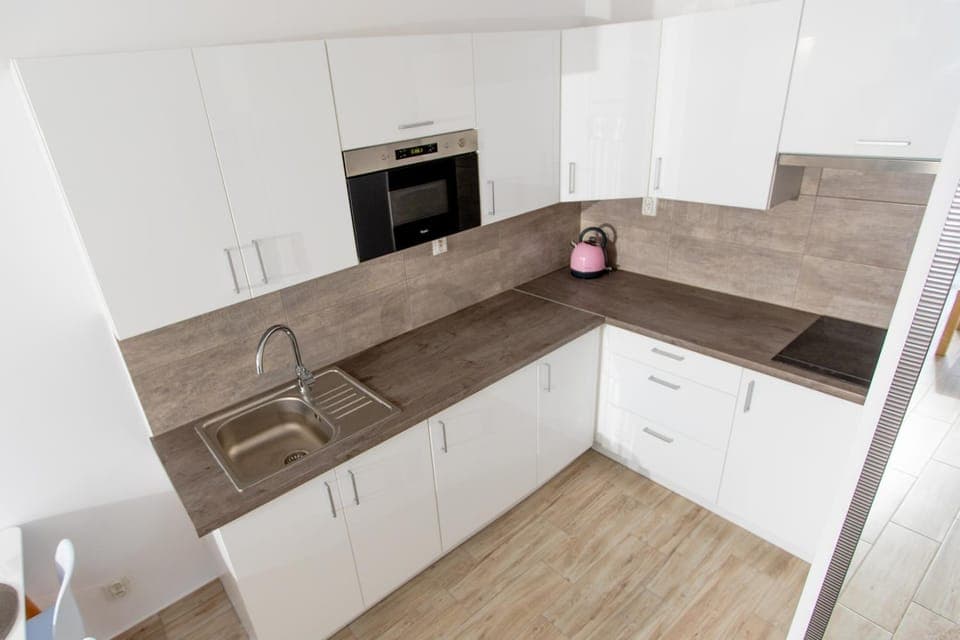 Kitchen or kitchenette, minibar, stove