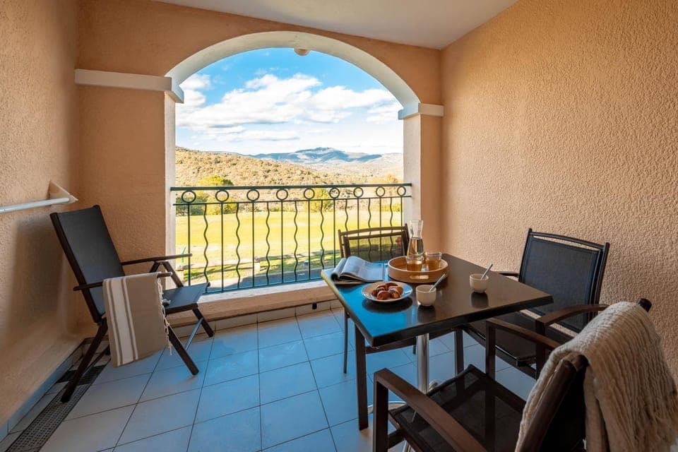 Patio, Communal lounge/ TV room, Day, Natural landscape, TV and multimedia, View (from property/room), Balcony/Terrace, Living room, Food and drinks, Seating area, Dining area, Evening entertainment, Food, Garden view, Mountain view