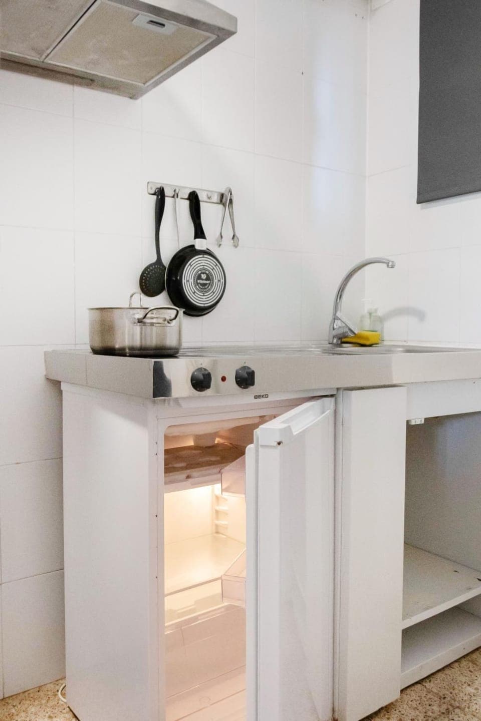 Kitchen or kitchenette, minibar, stove