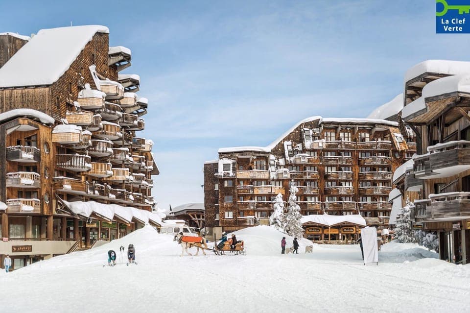 Property building, Facade/entrance, Day, Winter, City view