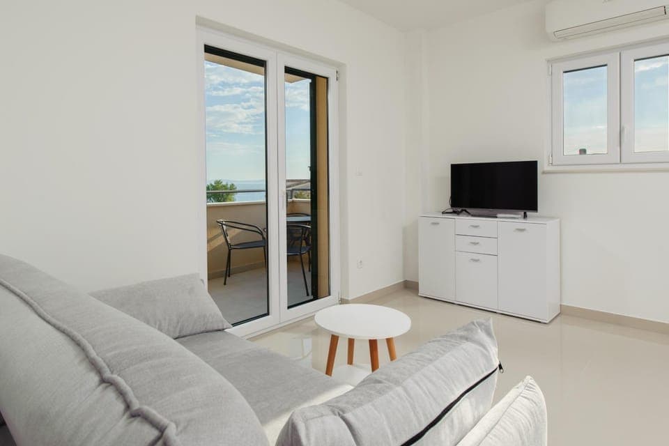 Communal lounge/ TV room, TV and multimedia, Living room, Seating area, Sea view