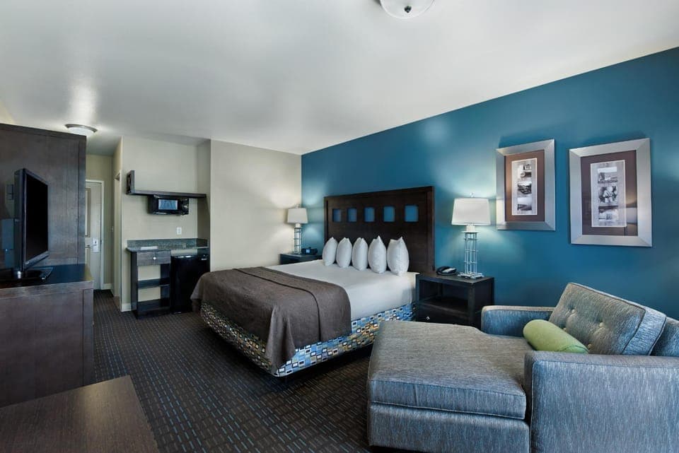 TV and multimedia, View (from property/room), View (from property/room), Seating area, Bedroom