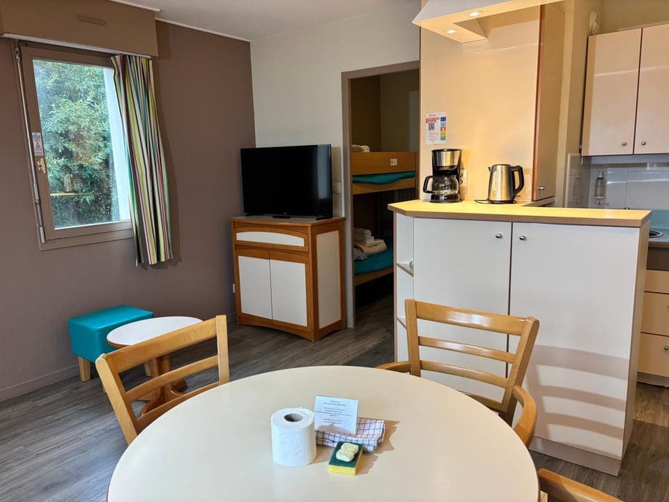 TV and multimedia, Coffee/tea facilities, Kitchen or kitchenette, Dining area, oven, stove