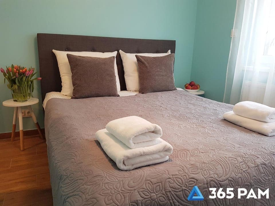 Bed, Photo of the whole room, Bedroom, towels