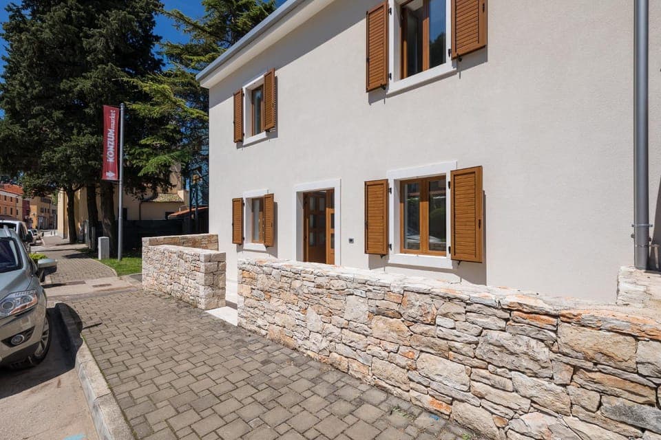 Property building, Patio, Facade/entrance