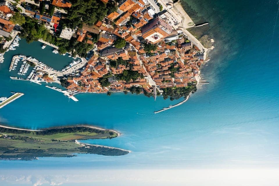 Property building, Location