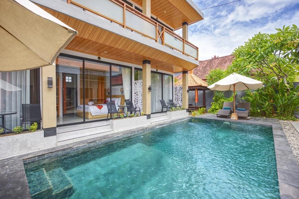 Property building, Swimming pool, sunbed