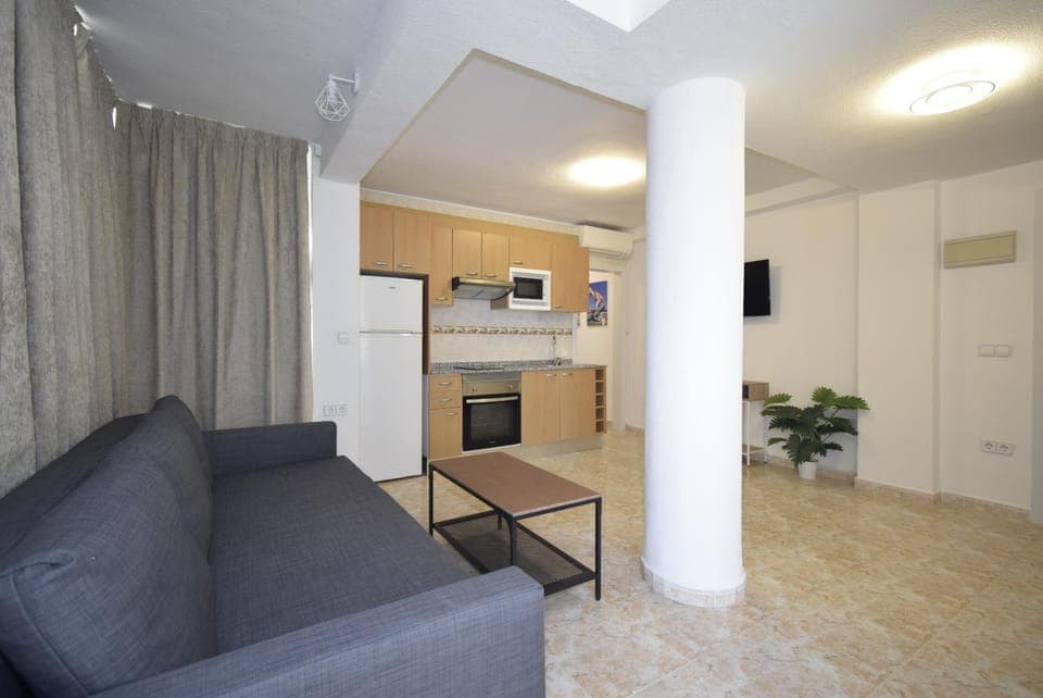 Kitchen or kitchenette, Living room, Seating area, minibar, pet friendly, stove