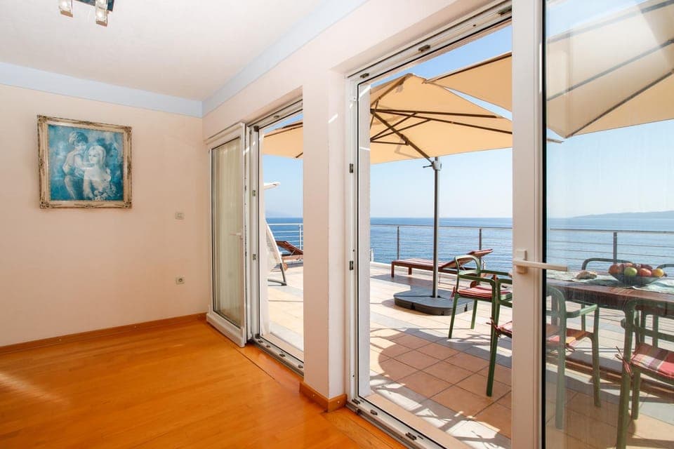 View (from property/room), Balcony/Terrace, Dining area, Sea view